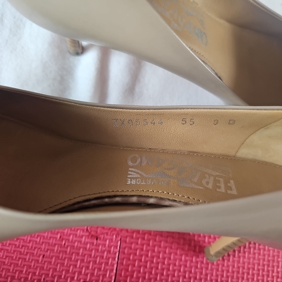 Salvatore Ferragamo Leather Low Heel Pumps Size 9B - Picture 9 of 11